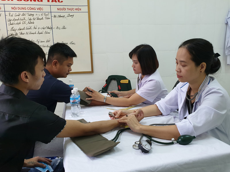 Các y, bác sĩ Trung tâm TP Hạ Long khám huyết áp cho các nam thanh niên trong độ tuổi nhập ngũ.