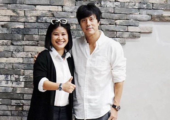Nhà sản xuất Nguyễn Hoàng Hạnh Nhân (trái) chụp ảnh cùng tài tử Han Jae Suk