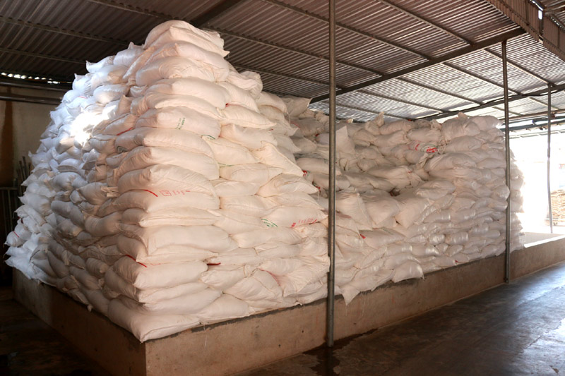 bột củ dong được chất đầy khu bể chứa của cơ sở chế biến miến dong Đồng Tâm.