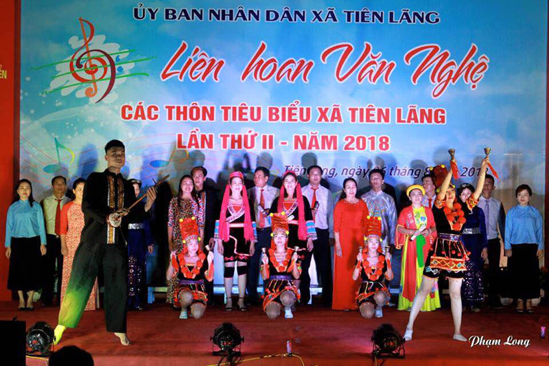 Biểu diễn văn nghệ trong buổi Liên hoan tiếng hát các nhà văn hóa thôn, khu xã Tiên Lãng 