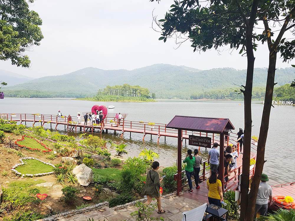 Hồ Yên Trung (TP Uông Bí) đang là điểm đến hấp dẫn du khách. 
