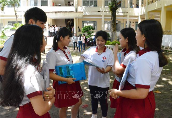 Các thí sinh thảo luận sau khi thi tổ hợp môn Khoa học xã hội trong kỳ thi THPT quốc gia 2018 tại điểm thi Trường THPT Chu Văn An (Đắk Lắk). Ảnh: Tuấn Anh/TTXVN