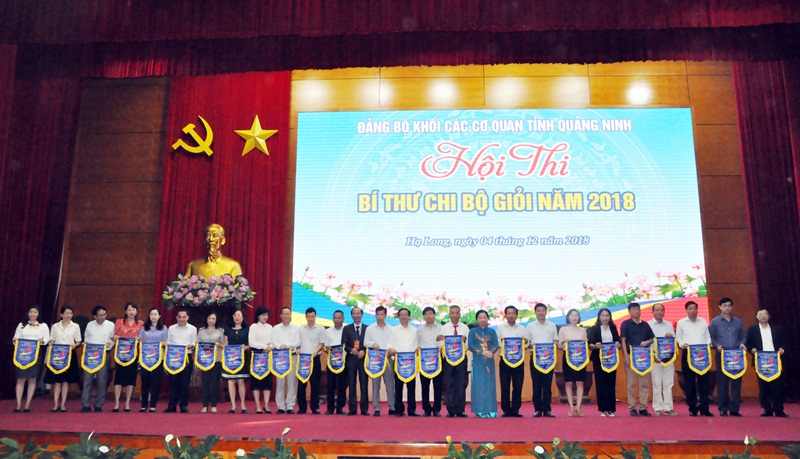 Lãnh đạo Đảng ủy Khối Các cơ quan tỉnh trao cờ lưu niệm cho các đơn vị tham gia hội thị.