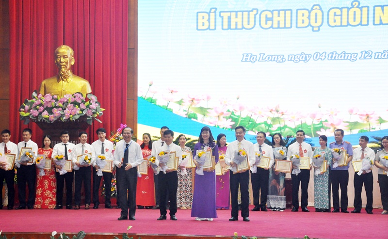 Lãnh đạo Đảngủy Khối Các cơ quan tỉnh trao giải cho các thí sinh đạt giải nhất và nhì hội thi. 