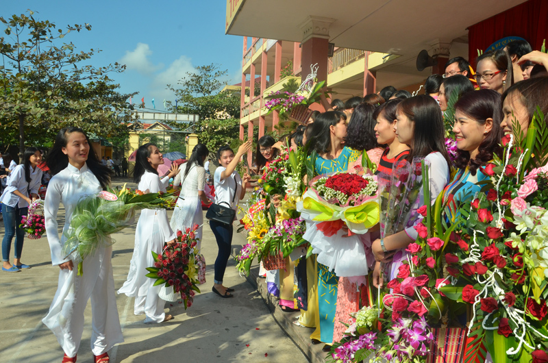 Học sinh Trường THPT Lương Thế Vinh (TP Cẩm Phả) tặng hoa tri ân thầy cô giáo.