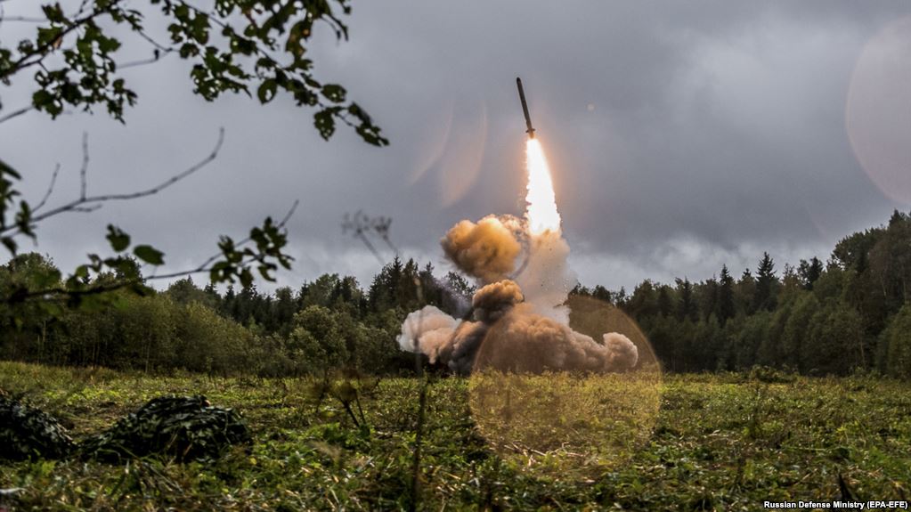 Một tên lửa Iskander-M khai hỏa trong cuộc tập trận gần St. Petersburg tháng 9/2017. Ảnh: Bộ Quốc phòng Nga