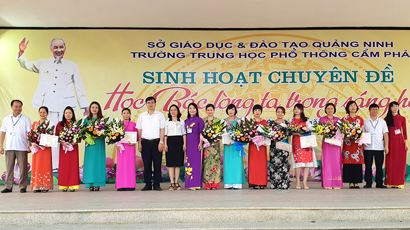 Giáo viên Trường PTTH chuyên ban Cẩm Phả sinh hoạt chuyên đề Học tập theo tấm gương đạo đức Chủ tịch Hồ Chí Minh