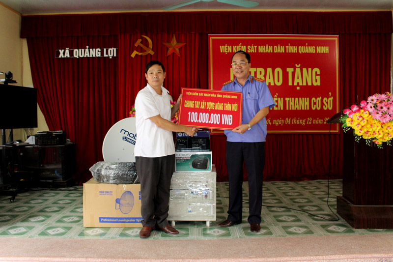 Viện kiểm sát nhân dân tỉnh trao tặng hệ thống truyền thanh cơ sở cho xã Quảng Lợi