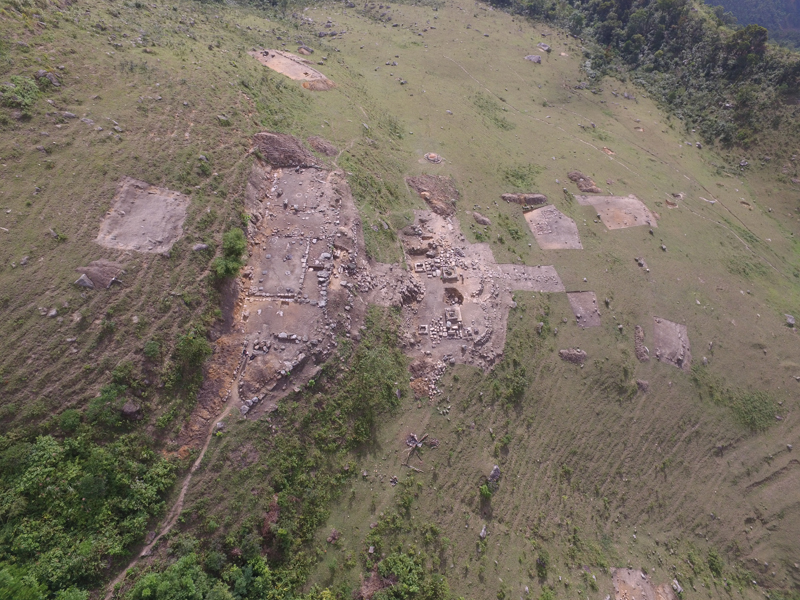 Các cấp nền khu trung tâm di tích Ba Bậc phát lộ sau quá trình khai quật khảo cổ.