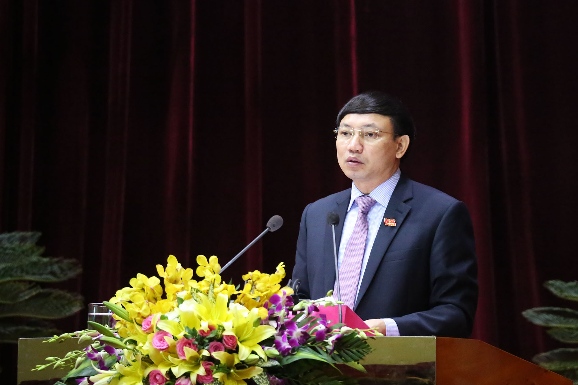 Đồng chí Nguyễn Xuân Ký, Phó chủ tịch thường trực HĐND tỉnh trình bày tờ trình Kế hoạch các kỳ họp HĐND năm 2019