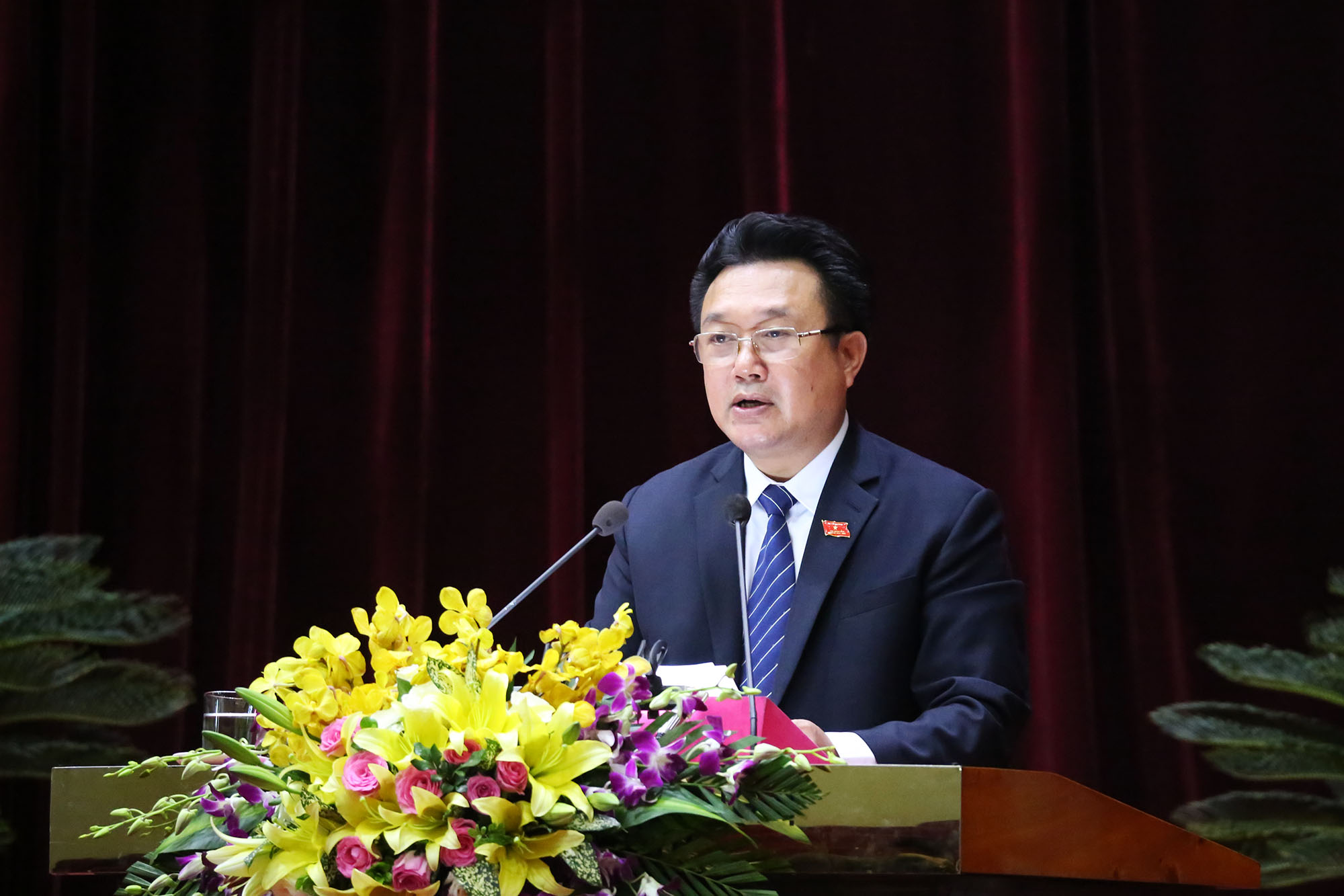 Đồng chí Nguyễn Đức Thành, phó chủ tịch HĐND trình bày tóm tắt các báo cáo.
