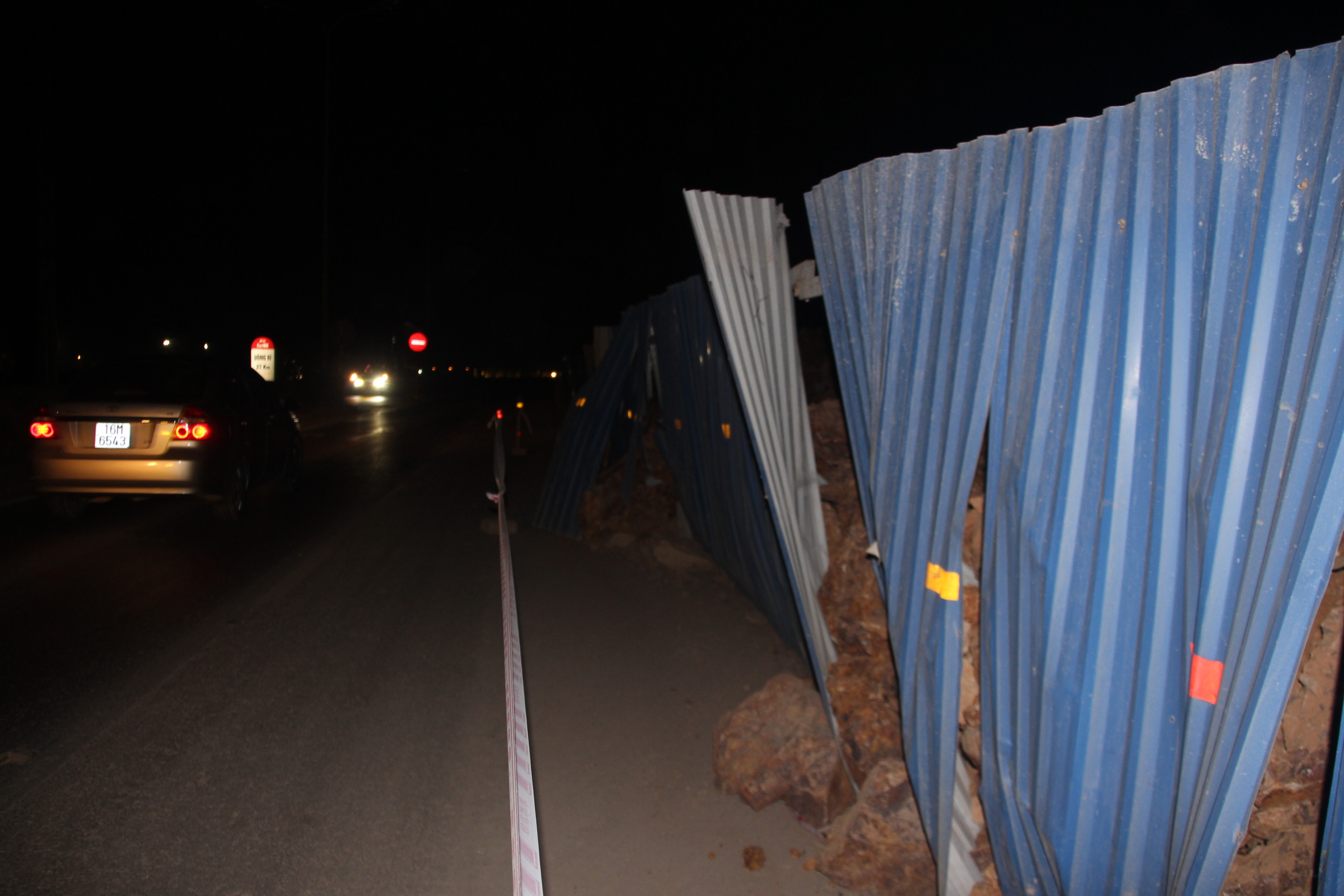 Một đoạn rào chắn không cho đất sạt lở được làm tạm bợ tại đoạn thi công mở rộng tuyến QL18 đoạn đi qua địa bàn phường Hùng Thắng (TP Hạ Long) 