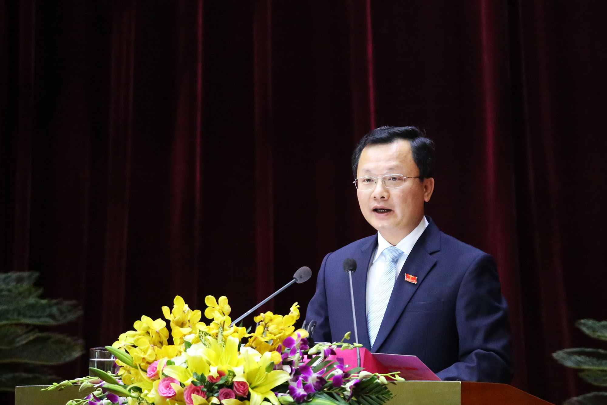 Đồng chí Cao Tường Huy, Trưởng ban Kinh tế - Ngân sách HĐND tỉnh trình bày các báo cáo thẩm tra của ban.