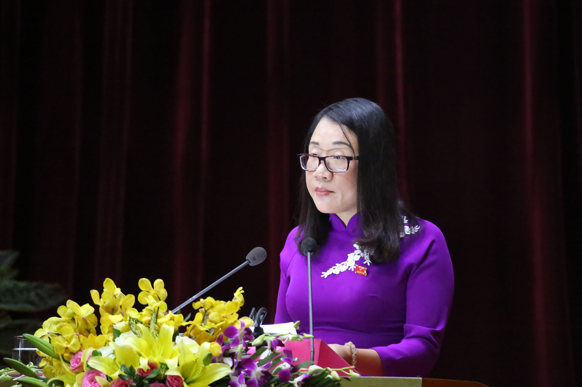 Đồng chí Châu Hoài Thu, Phó trưởng Ban Văn hóa - Xã hội, trình bày các báo cáo thẩm tra.