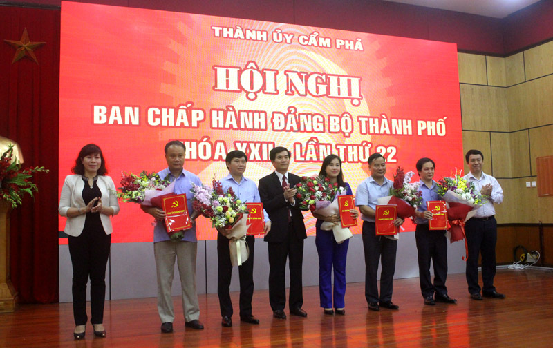 Thường trực Thành ủy trao quyết định bổ sung 5  ủy viên BCH Đảng bộ TP khóa XXII.