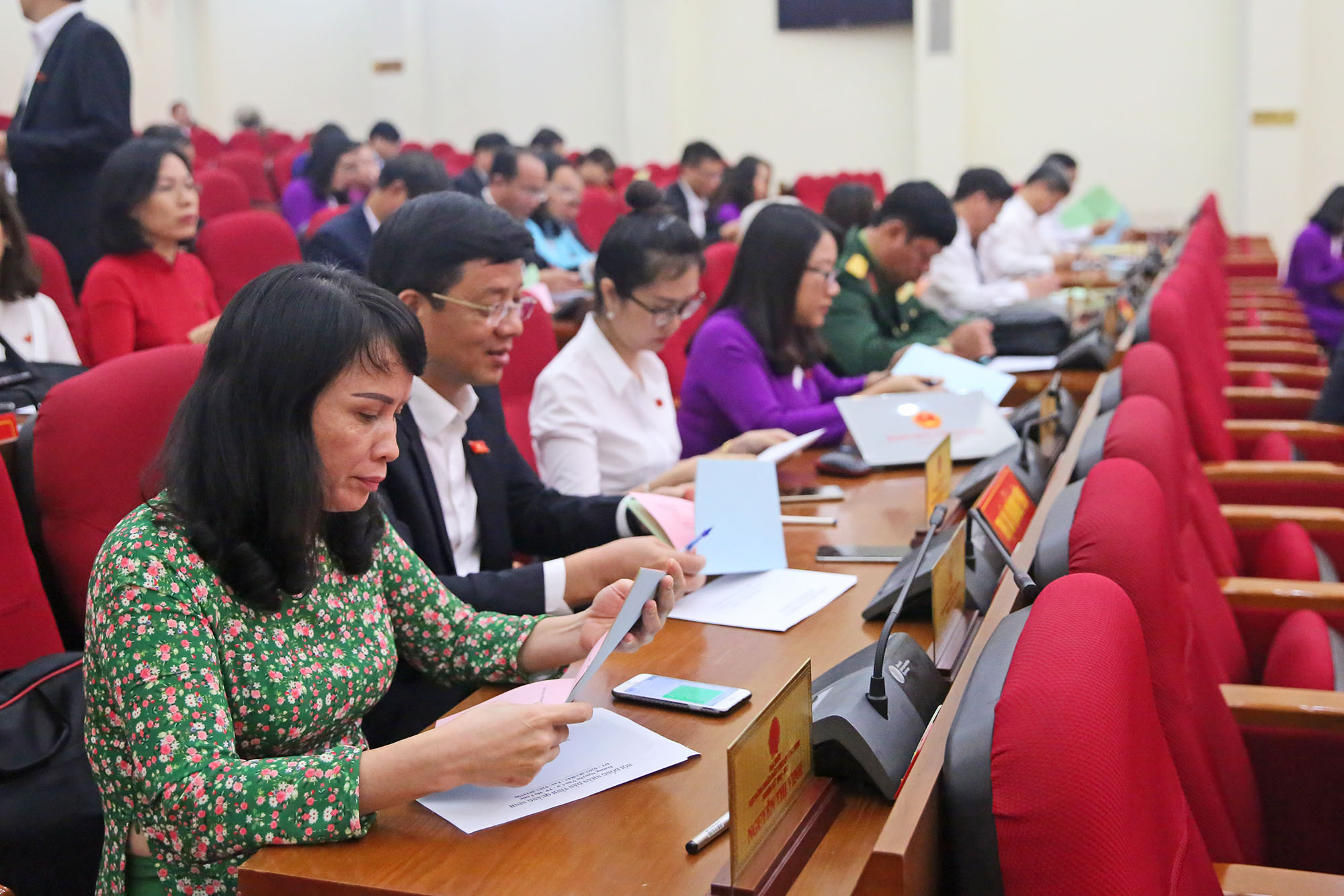 Các đại biểu HĐND tỉnh nghiên cứu danh sách lấy phiếu tín nhiệm đối với 29 người giữ chức vụ do HĐND tỉnh bầu.