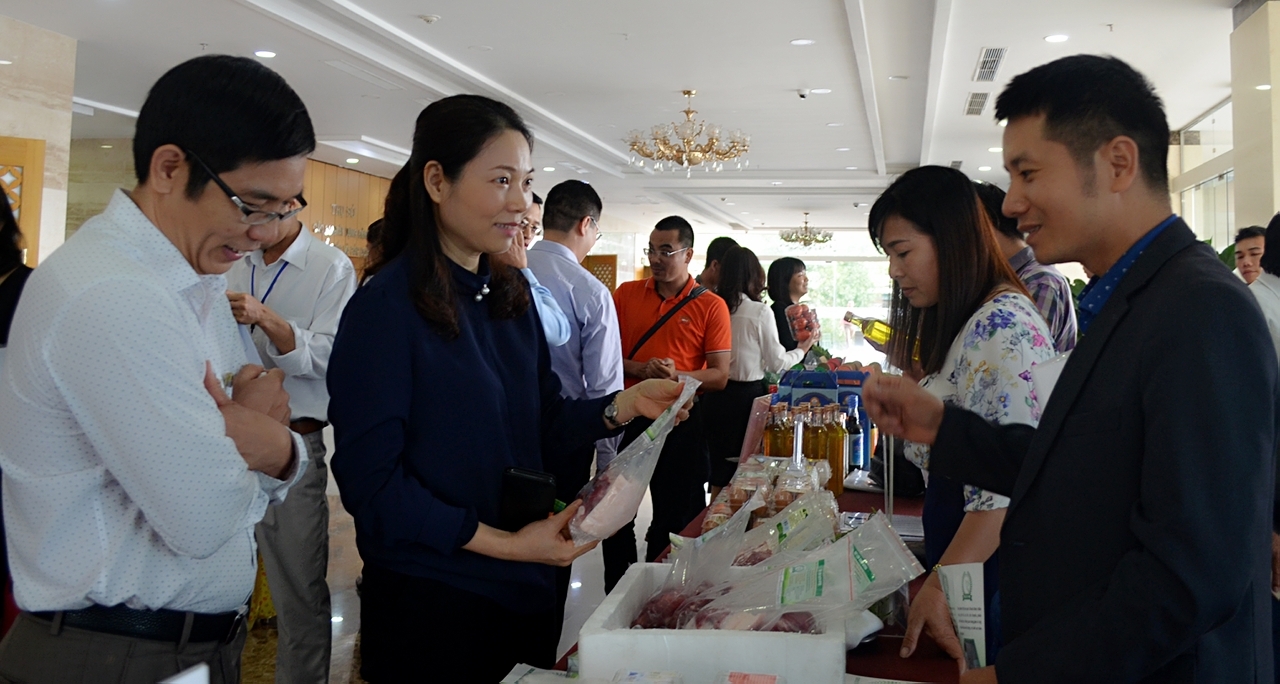 bà Nguyễn Thị Thúy, Phó Giám đốc Sở Giáo dục và Đào tạo tham khảo các sản phẩm nông nghiệp có thể đưa vào bếp ăn trường học