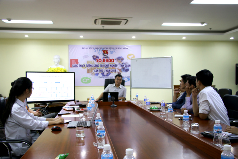 Giám đốc Công ty TNHH MTV Du lịch Nam Phong Trần Nhuận Vinh tập huấn kiến thức, chia sẻ kinh nghiệm với 11 thí sinh vào vòng chung kết.