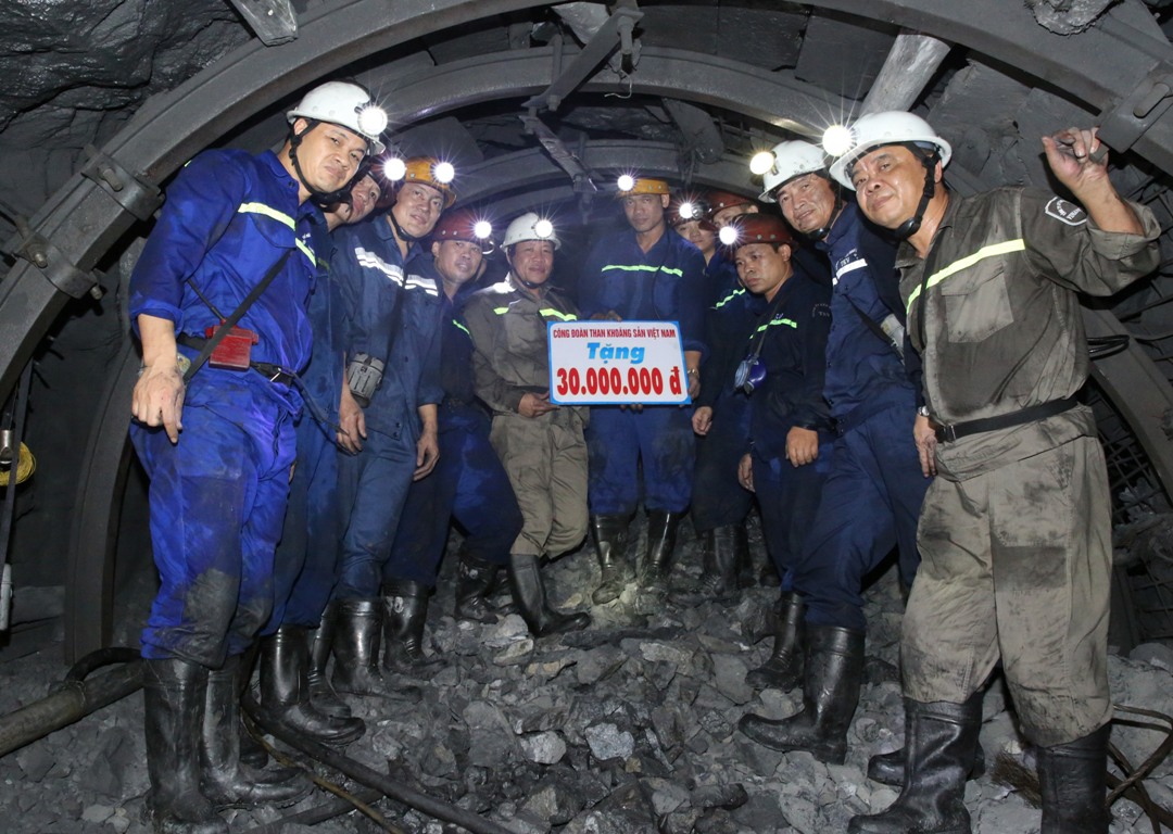 Nhân sự kiện công nhân Công ty Xây lắp mỏ đào thông thượng trụ vỉa 8, mỏ Vàng Danh, Công đoàn TKV đã kịp thời đến thăm, tặng quà động viên... Ảnh do Công ty cung cấp