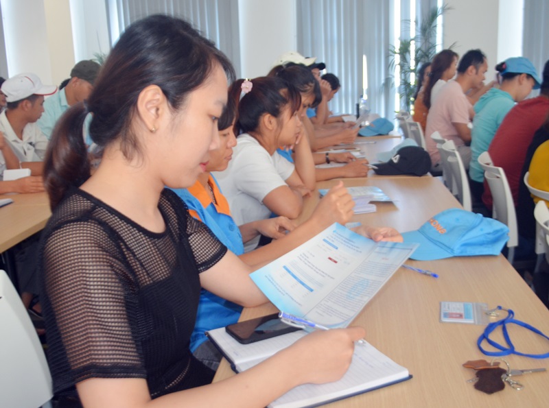 Người lao động tại Công ty TNHH KHKT Texhong Ngân Hà (KCN Cảng biển Hải Hà) được tuyên truyền, hướng dẫn cách tra cứu thông tin cá nhân trên hệ thống Wedsite của BHXH