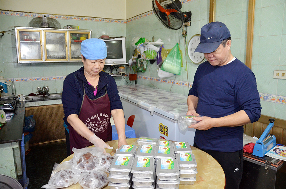 Việc đóng gói được cơ sở của bà Lã Thị Bình, phố Lý Thường Kiệt, huyện Tiên Yên thực hiện rất cẩn thận.