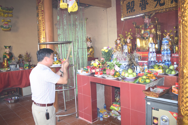 Người dân xã Hải Lạng thắp hương tại đền thờ Đức ông Hoàng Cần