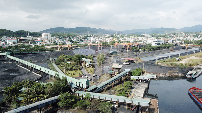 Theo chỉ đạo của tỉnh, từ ngày 1/1/2019, Nhà máy Tuyến than Nam Cầu Trắng chính thức dừng hoạt động.