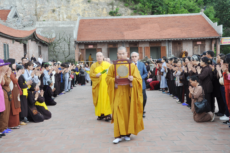 Đoàn các đại biểu trước khi tiến hành các nghi lễ tại khu vực chùa Ngọa Vân.