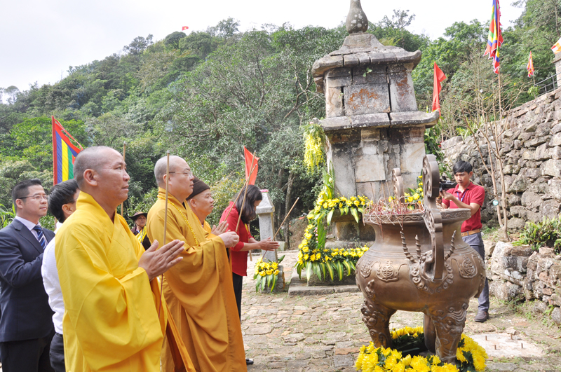 Các đại biểu dâng hương tưởng niệm Phật hoàng tại khu vực am Ngọa Vân - nơi Phật hoàng Trần Nhân Tông nhập niết bàn.