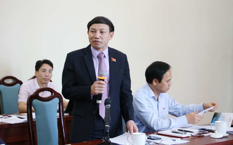 Đại biểu Nguyễn Xuân Ký, Phó Chủ tịch Thường trực HĐND tỉnh, Tổ Đại biểu Móng Cái, phát biểu tại thảo luận tổ.