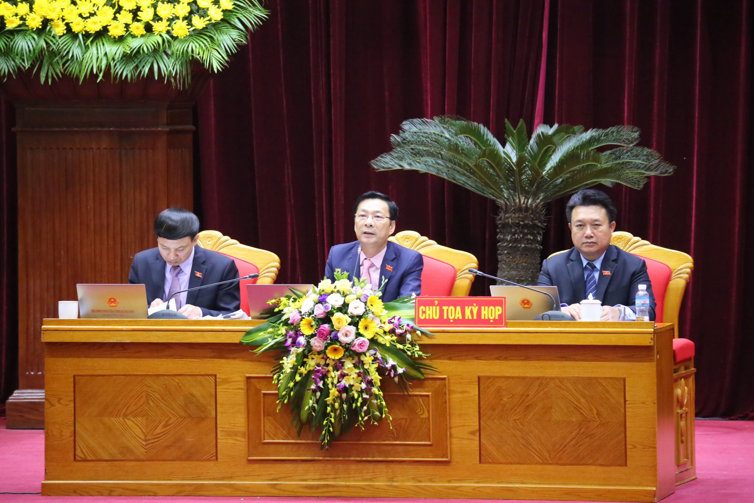 Đồng chí Nguyễn Văn Đọc, Bí thư Tỉnh ủy, Chủ tịch HĐND tỉnh, Chủ tọa kỳ họp, phát biểu kết luận phiên thảo luận tại hội trường.