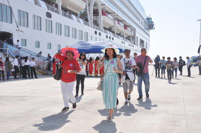 Khách du lịch đến từ tàu biển quốc tế  Super Star Virgo cập cảng khách quốc tế Hạ Long trong ngày 6/12/2018
