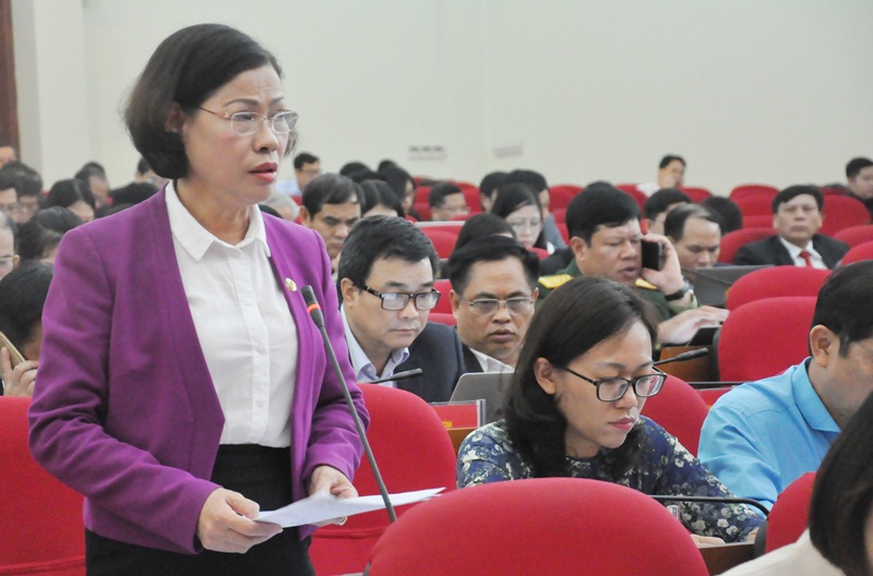 Đồng chí Lê Thị Hạnh, Giám đốc Sở Nội Vụ phát biểu tại phiên chất vấn.
