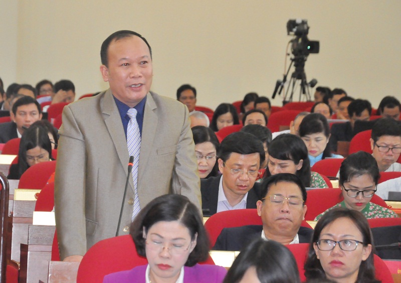 Đồng chí Hoài Sơn, Giám đốc Sở Lao động phát biểu tại phiên chất vấn.