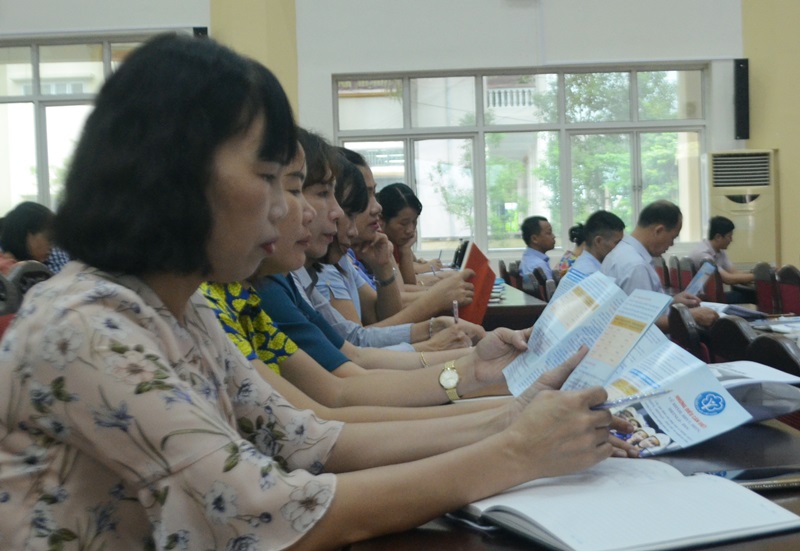 Lao động nữ tìm hiểu chính sách BHXH tại hội nghị tuyên truyền tại huyện Hải Hà