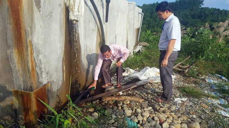 Ông La Phượng Qúy, thường xuyên đi kiểm tra hệ thống cấp nước do ông và người dân trong thôn đóng góp. 