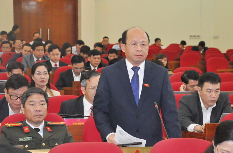 Đồng chí Vũ Xuân Diện, Giám đốc Sở Y tế, trả lời chất vấn của đại biểu HĐND tỉnh