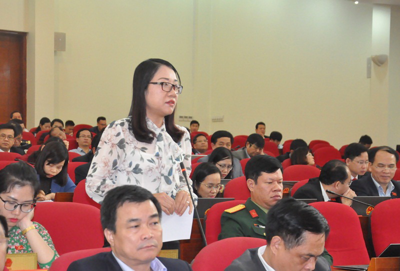 Đại biểu HĐND tỉnh Châu Hoài Thu chất vấn tại phiên họp