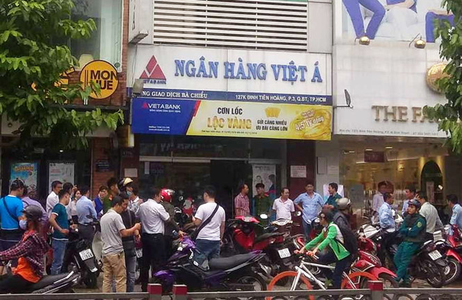 Hiện trường vụ cướp ở phòng giao dịch Ngân hàng Việt Á. Ảnh: Công Nguyên