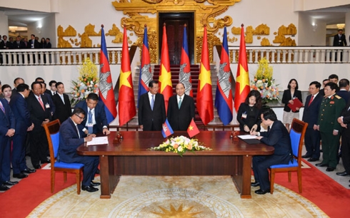 Hai Thủ tướng chứng kiến Lễ ký kết các văn bản hợp tác giữa hai nước.