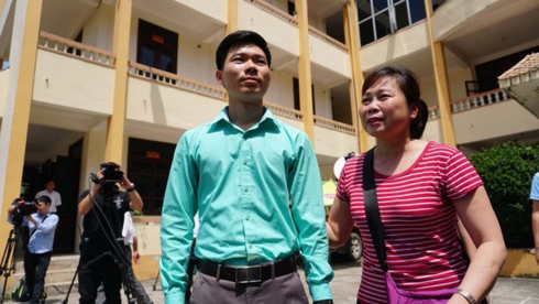 Bác sĩ Hoàng Công Lương (trái) sau phiên tòa sơ thẩm - Ảnh: NAM TRẦN