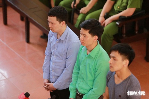 Bác sĩ Lương (giữa) cũng hai bị can Quốc và Sơn tại phiên tòa sơ thẩm - Ảnh: Tư liệu