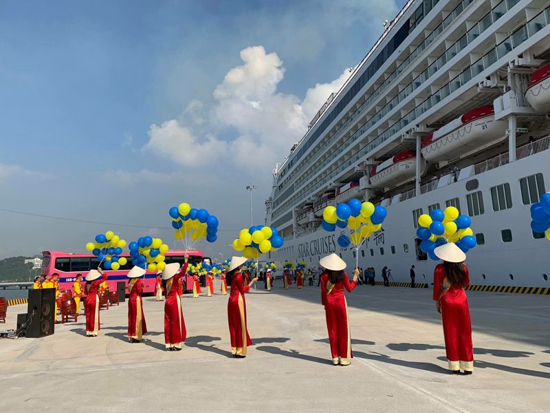 Công ty lữ hành Saigontourist, Chi nhánh Quảng Ninh chào đón tàu  đón khách đi tham quan tại Cảng tàu