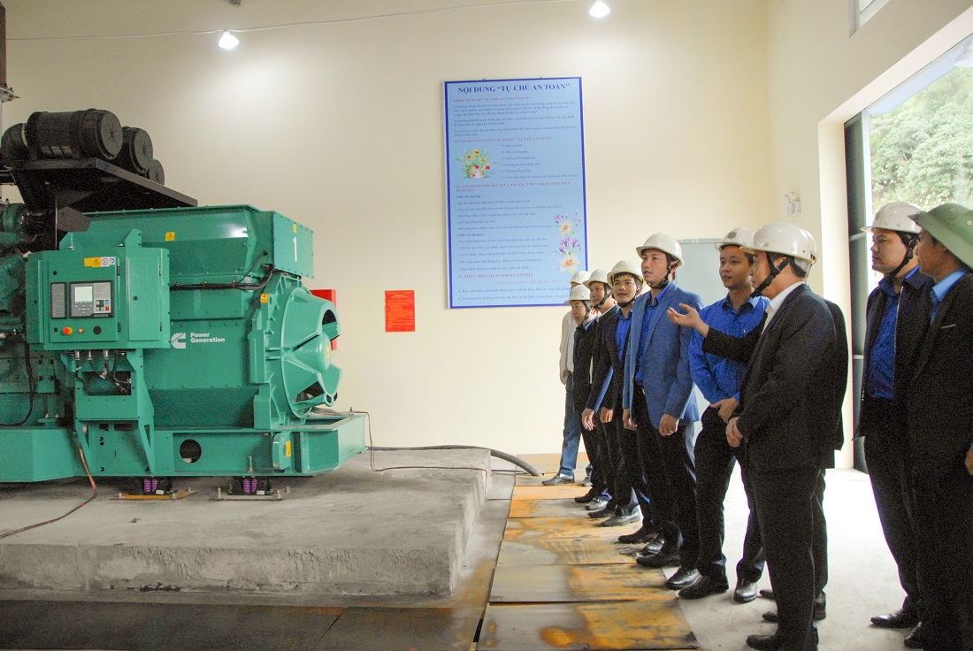 Các đại biểu tham quan các tổ máy phát điện tại công trình “Trạm phát điện 6kV dự phòng khu Trung tâm” của Công ty CP Than Mông Dương.