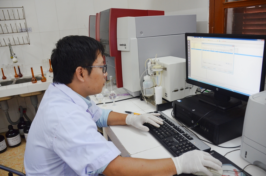 án bộ của Trung tâm Kiểm nghiệm tỉnh kiểm tra chất lượng thuốc trên thiết bị phân tích hiện đại.