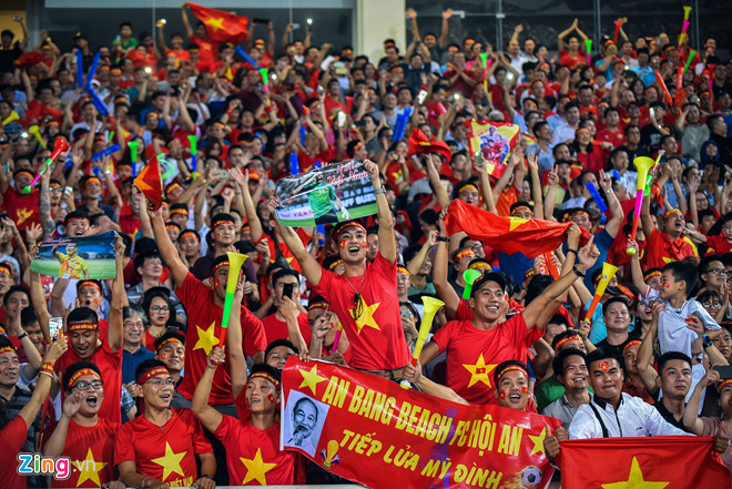 CĐV Việt Nam lập kỷ lục tiếng ồn khi ăn mừng bàn thắng của Quang Hải