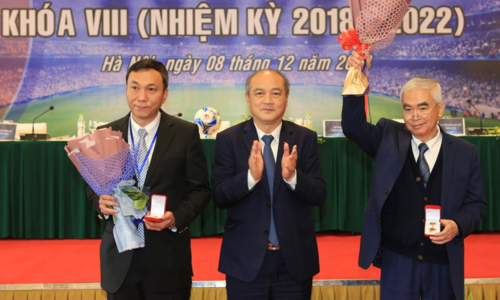 Ông Tuấn (trái) được  trao kỷ niệm chương 