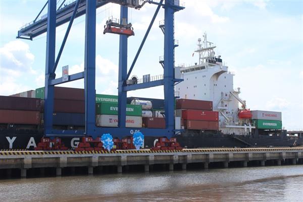 11 tháng năm 2018, khối lượng hàng hóa thông qua cảng biển đạt hơn 478 triệu tấn. Ảnh: Thu Hòa.