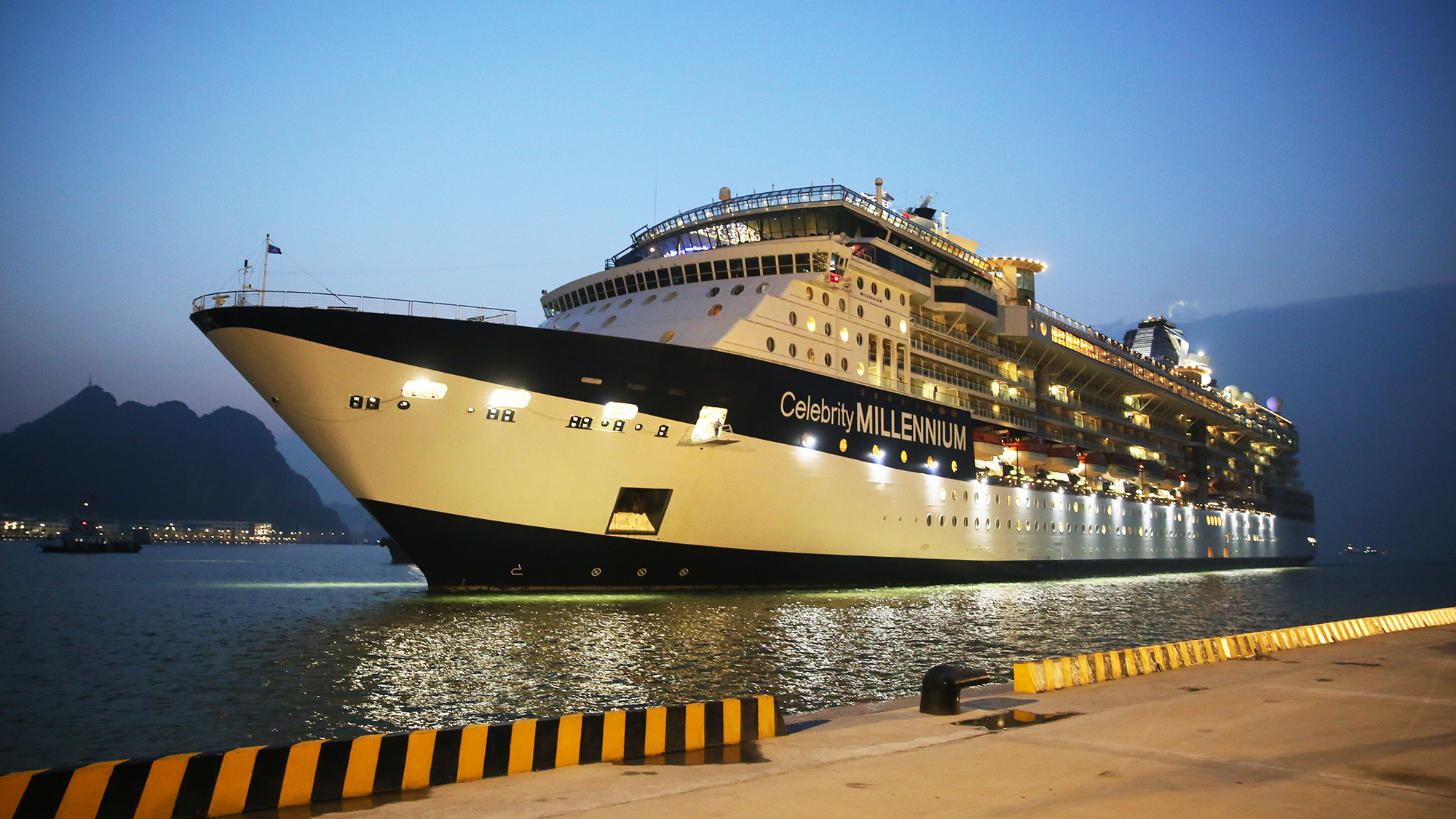 Tàu Celebrity Millennium thuộc hãng tàu biển Royal Caribbean Cruise Lines của Mỹ cập Cảng tàu khách quốc tế Hạ Long. Ảnh: Đỗ Phương