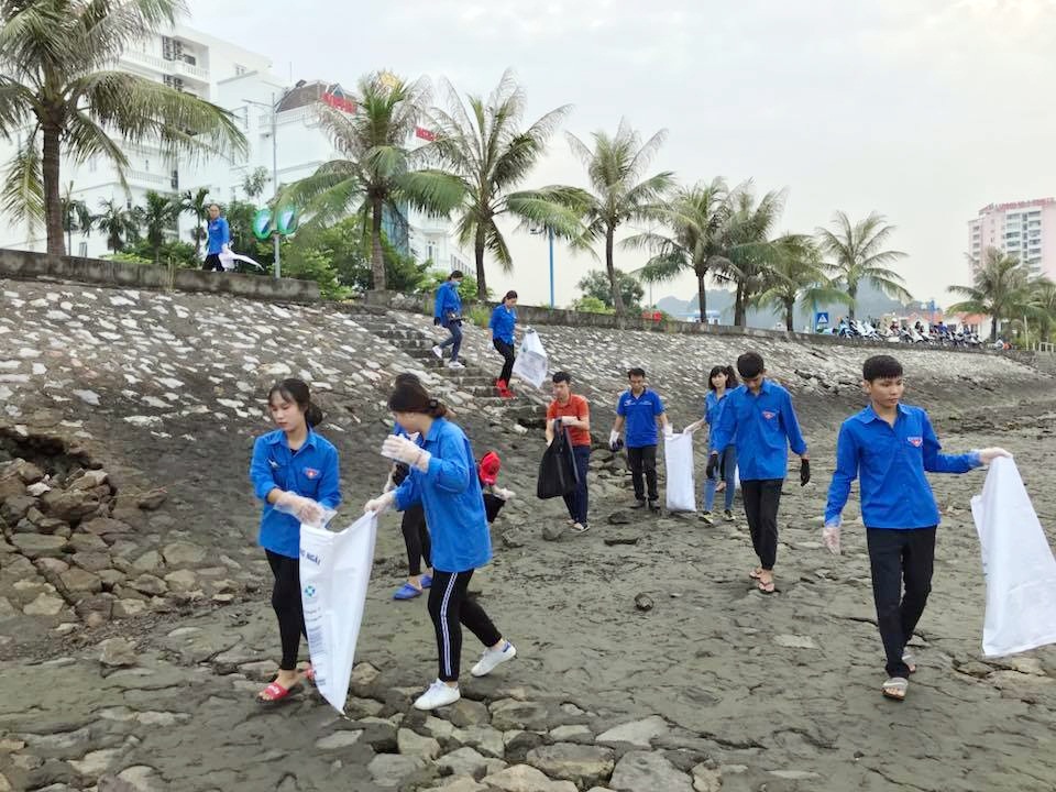 Thành đoàn Hạ Long phối hợp với Hải đội Biên phòng 2 ra quân làm sạch biển với hơn 300 lượt ĐVTN, học sinh tham gia hưởng ứng tại khu vực đường bao biển cột 3, cột 5 phường Hồng Hải, Hồng Hà và bãi biển Tuần Châu.